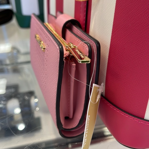 MICHAEL KORS
Medium Jet Set Travel Crossgrain Leather Bifold Zip Wallet
Carnatio - Picture 6 of 16